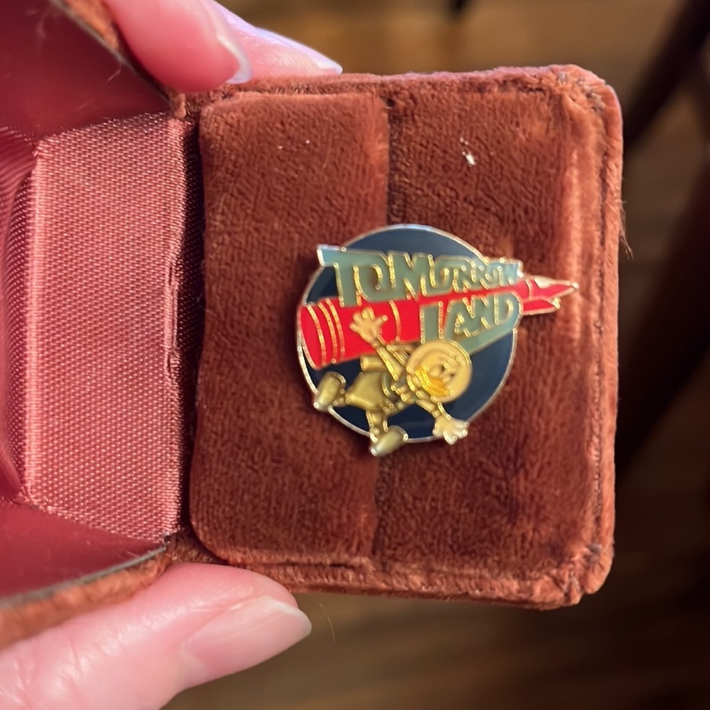 Vintage Tomorrow Land Donald Duck Pin